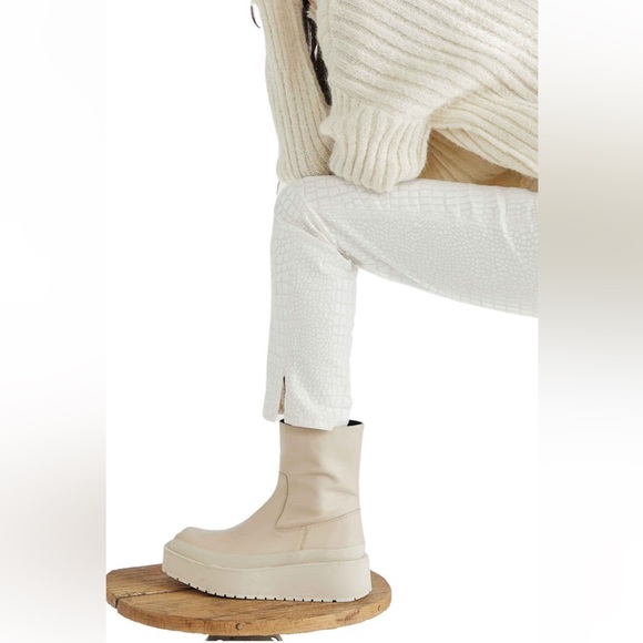 Free People Lydia Embossed Slim Straight Leg Jeans White Size 24 NEW - Picture 4 of 6